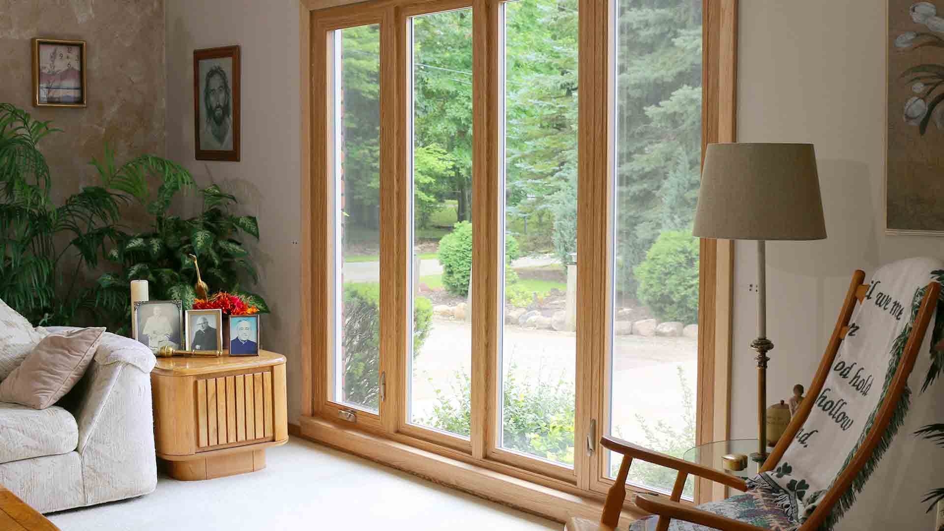 Деревянные окна со стеклопакетом от производителя для загородного дома.